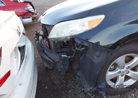 2015 Toyota Sienna Le 8 Passenger z USA, uszkodzony, nr VIN 5TDKK3DC2FS577062